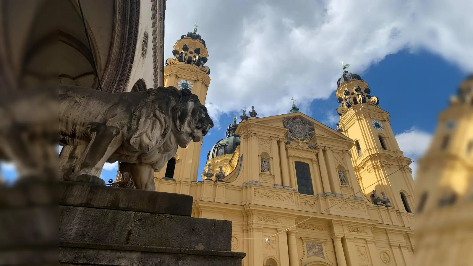 Auch die Haltestelle am Odeonsplatz ist von den Umleitungen betroffen. Sie wird von den Linien 100, 153 und verschiedenen Nachtbusen nicht angefahren.  (Symbolb.: D. Mielcarek)