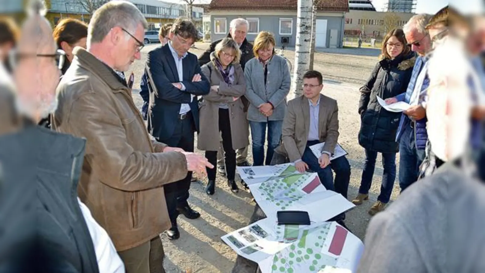Poings Bürgermeister Albert Hingerl (Zweiter von links) begutachtet die Pläne für die Ortsmitte, die Architekt Max Bauer (links) vorstellte.	 (Foto: ARGE Poing »Am Bergfeld«)