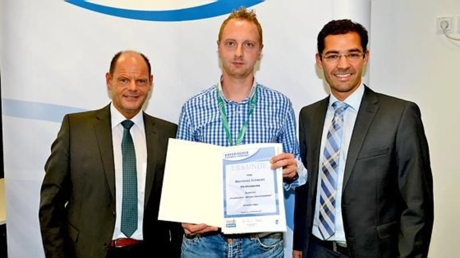 Einer der ausgezeichneten Fußballhelden ist Matthias Schmidt vom TSV Ottobrunn (Mitte), dem Jürgen Faltenbacher (li., BFV Schatzmeister) und Tobias Bracht (U30- Mitglied im Verbandsvorstand) gratulier-ten.	 (F.: privat)