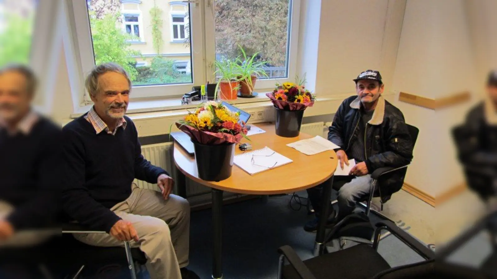 Rechtsanwalt Gerhard Grossmann (links) im Beratungsgespräch mit dem 2.000. Klienten beim H-TEAM e.V. (Foto: H-TEAM e.V.)