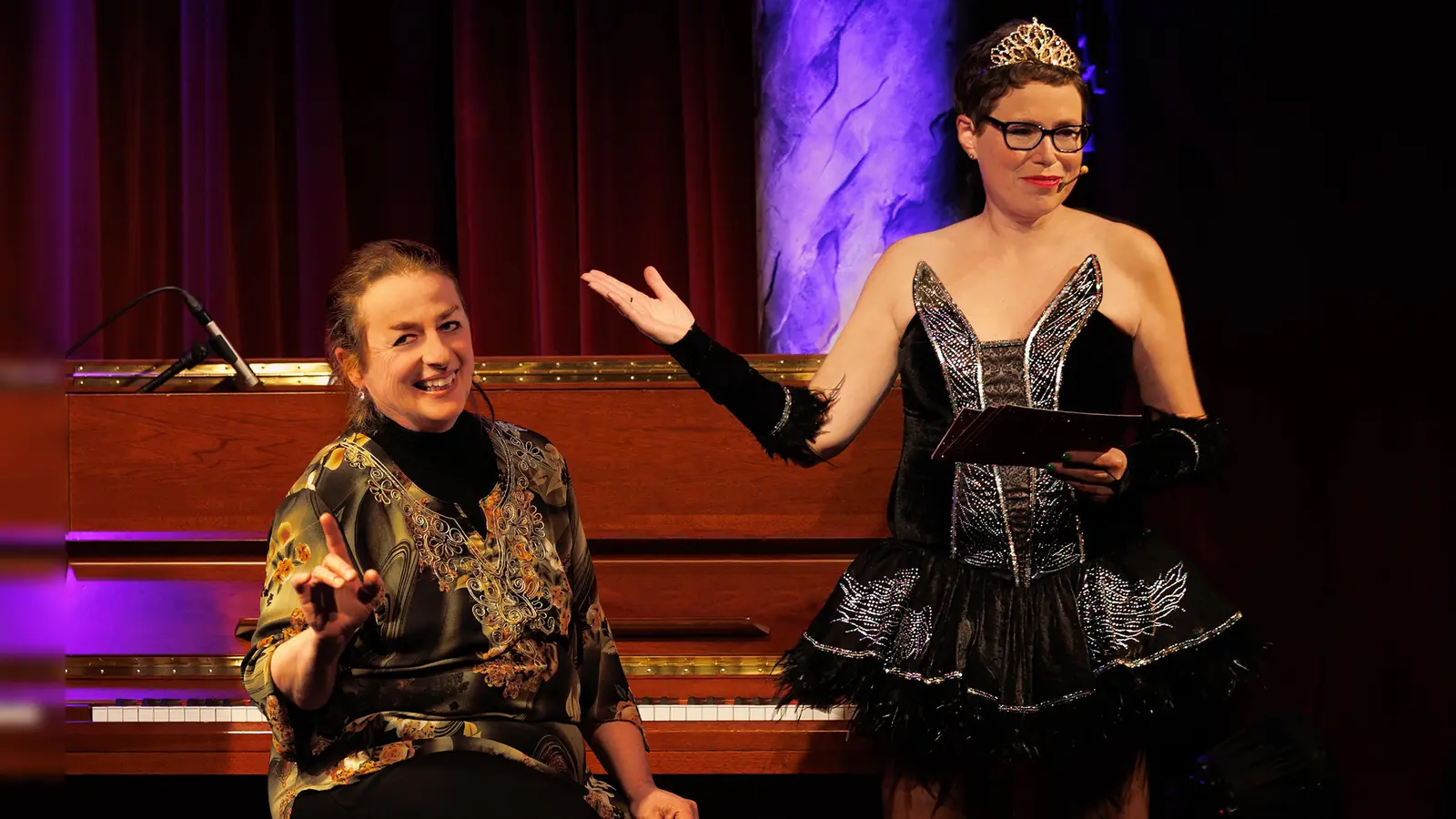 Erleuchtendes Kabarett: Juliane Braun (r.) und Nicole Winter suchen Sinn und Sinnlichkeit in der zweiten Lebenshälfte. (Foto: Jürgen Schall)