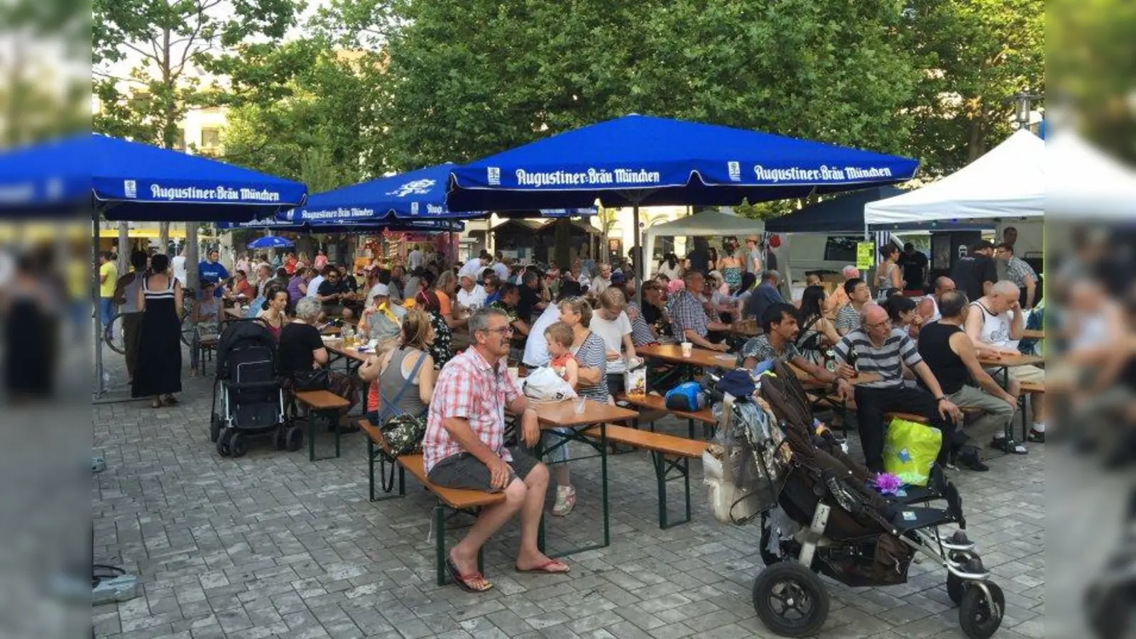 Vor wenigen Jahren wälzte sich hier der Verkehr an den Häusern entlang. Mit dem Umbau des Harras entstand ein Platz, auf dem die Bürger auch mal feiern können. (Foto: Markus S. Lutz)