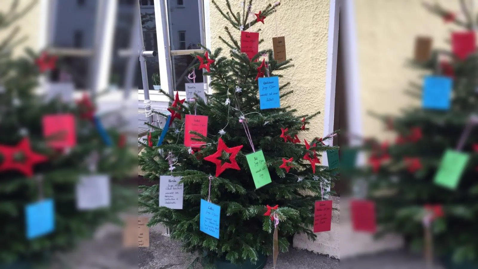 Bunte Wunschzettel hingen zwischen den Kerzen am Christbaum der Kindertagesstätte Rasselbande. (Foto: pi)