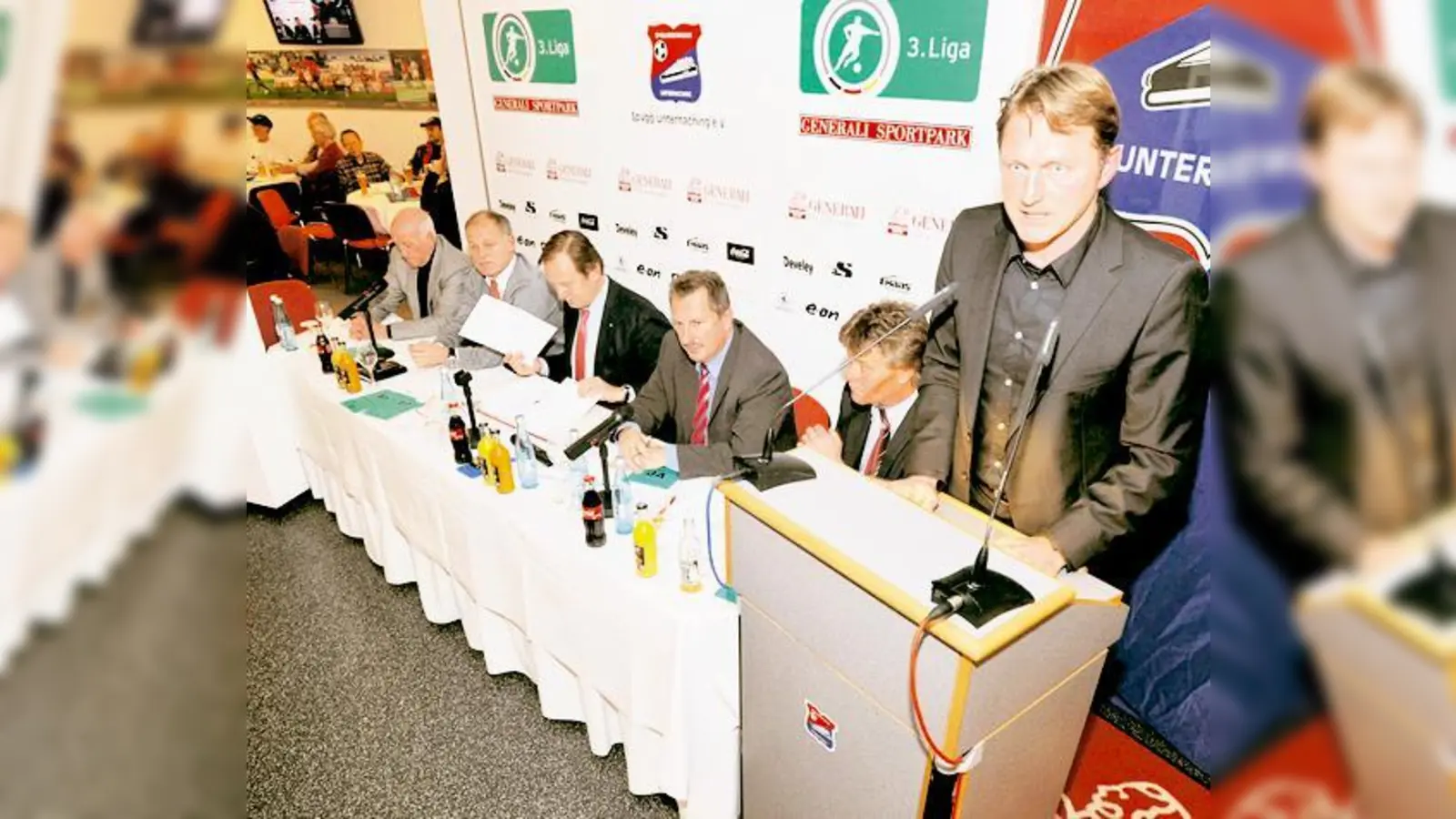 Trainer Ralph Hasenhüttl betont vor dem Präsidium, dass ein Aufstieg in die Zweite Bundesliga aus spielerischer Sicht durchaus möglich ist.   (Foto: Schunk)