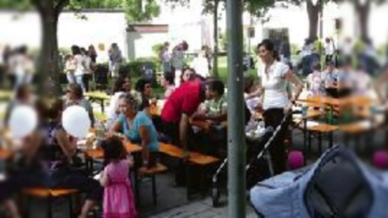 Viele Anwohner genossen auf den Bierbänken das herrliche Wetter und die gute Stimmung.  (Foto: VA)