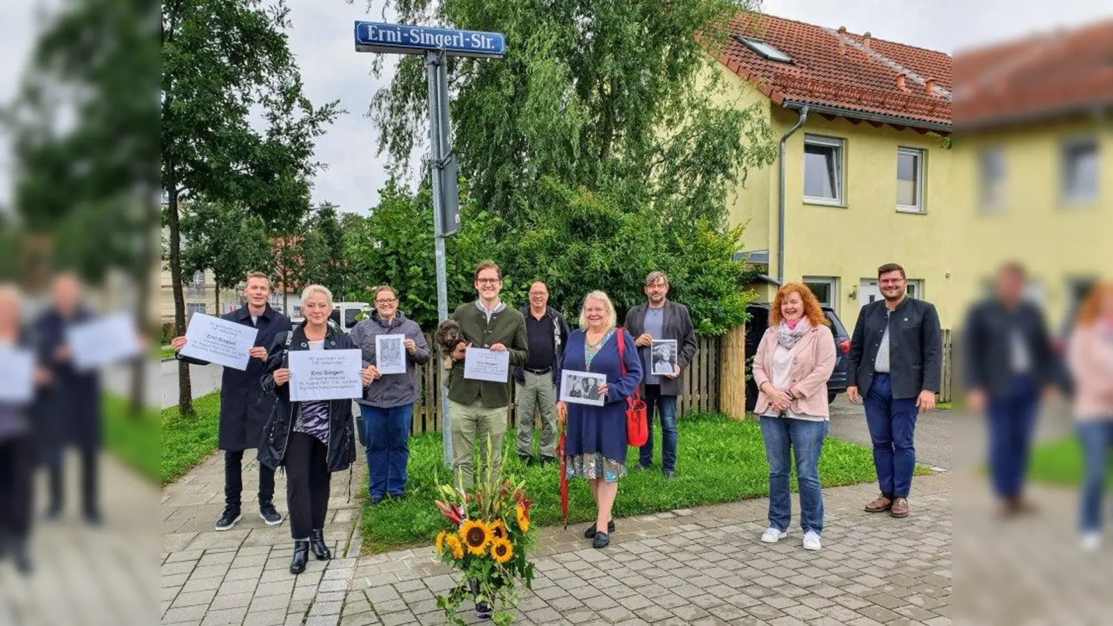 Mit Blumen und Karten erinnerten die Aubinger unter dem  Namensschild an Erni Singerl. (Foto: pst)