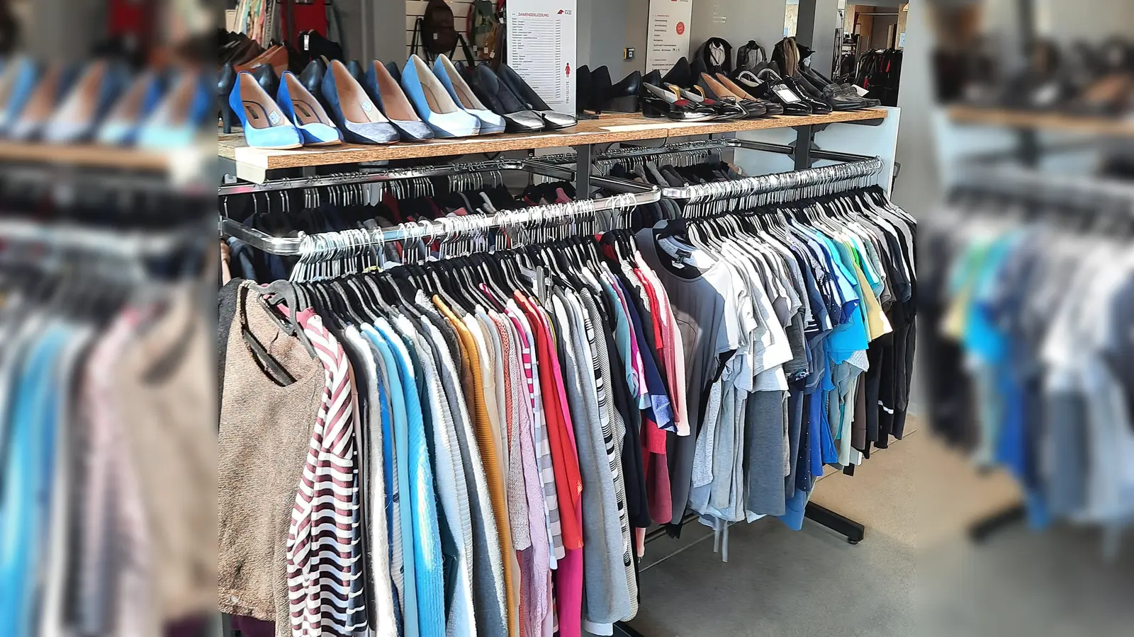 Das Gebrauchtwarenhaus des Weißen Raben befindet sich jetzt in der Drygalski-Allee 33e. Hier wird unter anderem gut erhaltene Bekleidung angeboten. (Foto: Weißer Rabe)