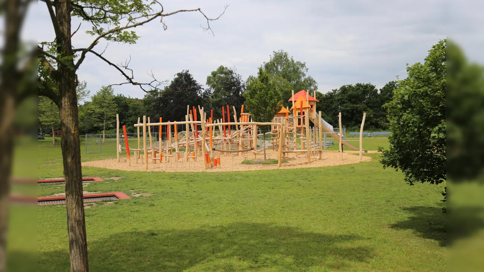 So sieht er aus, der neue Abenteuerspielplatz im Rolf-Zeitler-Park. Die große Kletteranlage ist speziell für Kinder von fünf bis zehn Jahren gestaltet worden.  (Foto: Stadt USH)