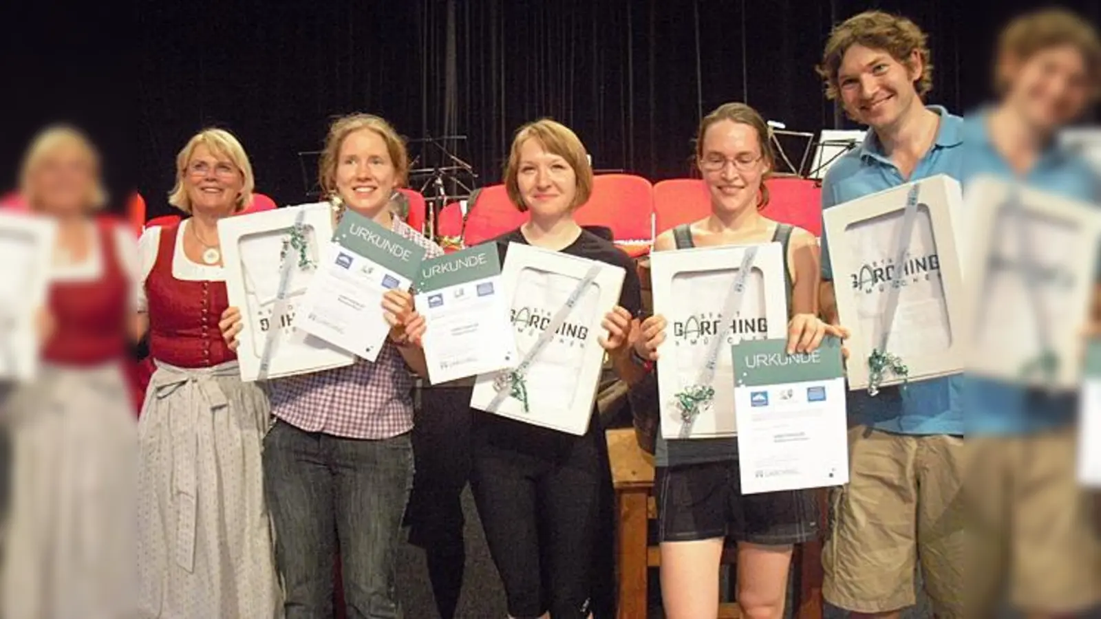 Vier Teilnehmer des zweitplatzierten Teams, die »Arbeitsradler«, bei der Preisverleihung mit Garchings Bürgermeisterin Hannelore Gabor (links).  (Foto: Stadt)