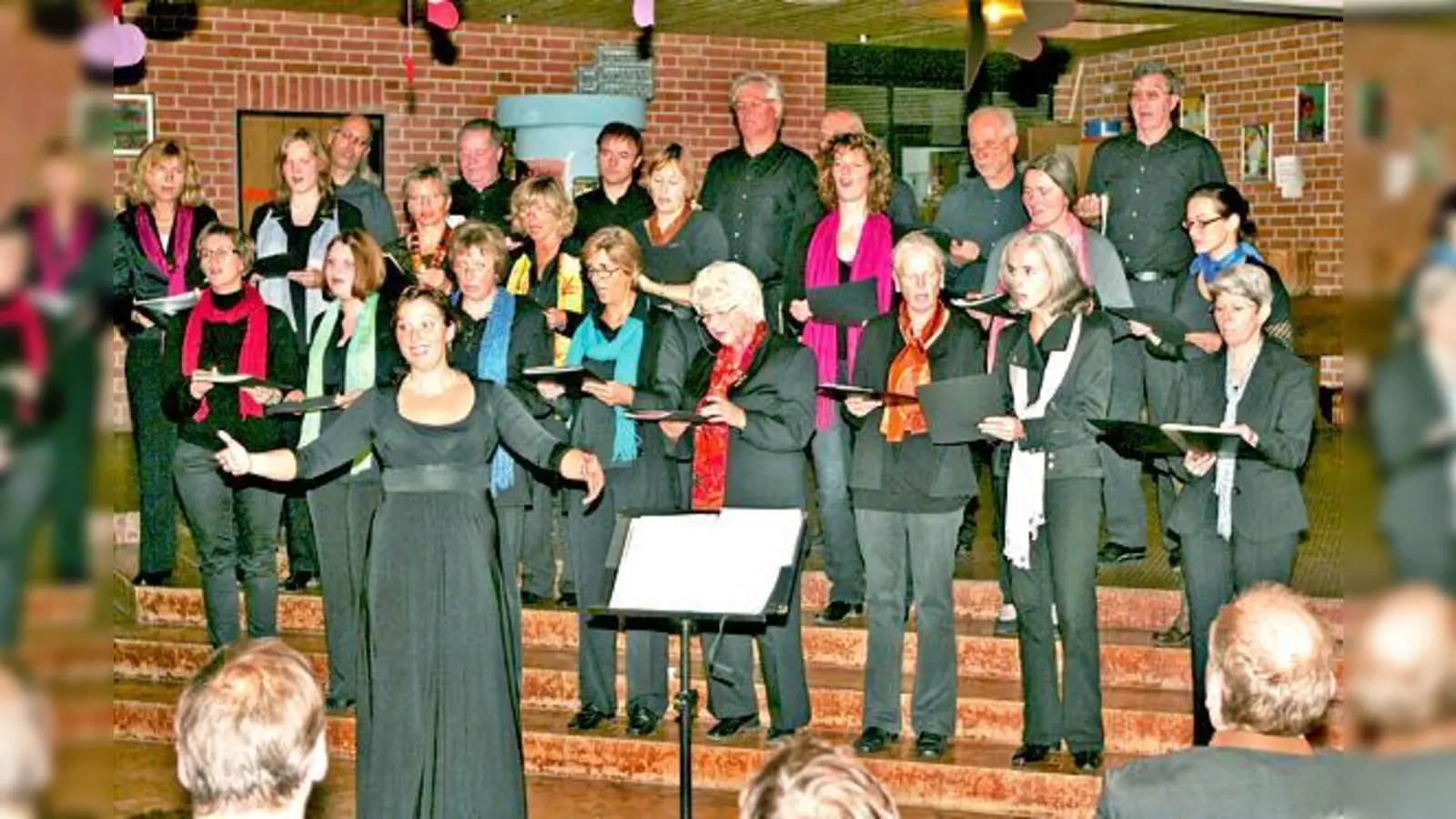 Die FinSingers unter der Leitung von Sonja Hogl beim Konzert in der Schulaula.	 (Foto: VA)