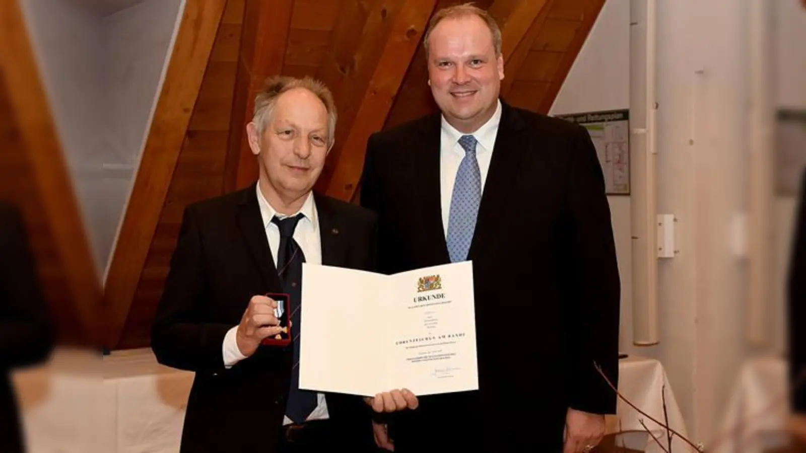 Walter Schlund wurde für 40 Jahre Dienst für das Bayerische Rote Kreuz von Landrat Christoph Göbel ausgezeichnet.  (Foto: VA)