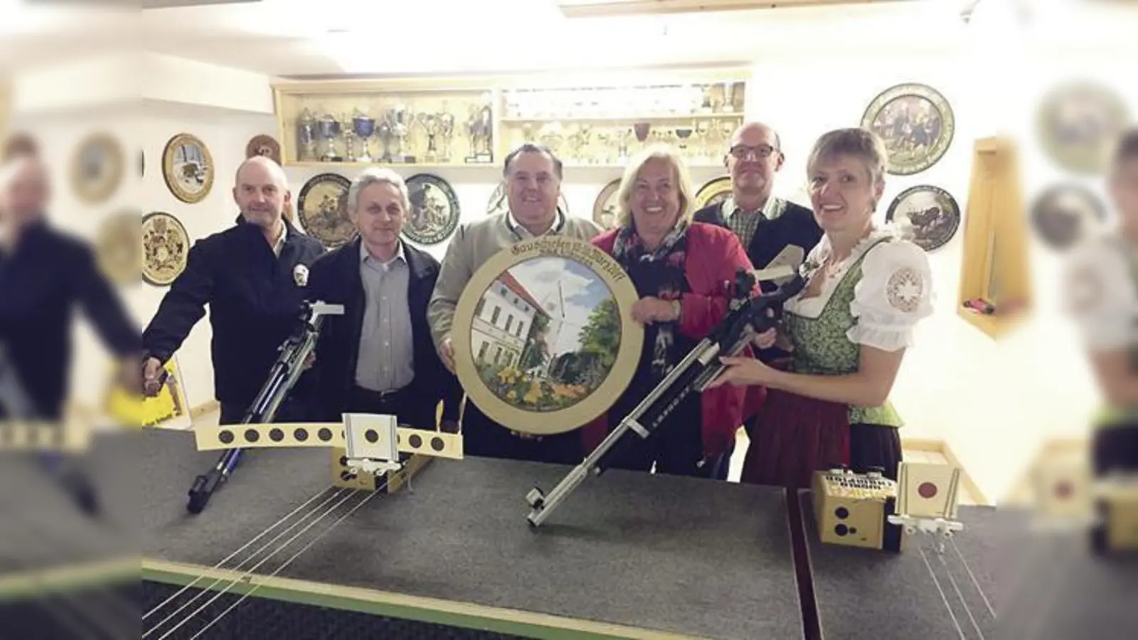 Martin Roth (Schriftführer); Josef Eichinger (Kassier); Valentin Portenlänger (Schützenmeister), Barbara Bogner (Bgm.); Ailer Michael (2. Schützenmeister) und  Petra Leis (Schrifführerin) freuen sich auf das Gauschießen.	 (Foto: VA)