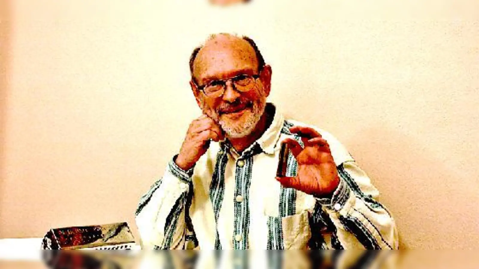 Kurt Hommel erklärt die Mundharmonika. 	 (Foto: VA)