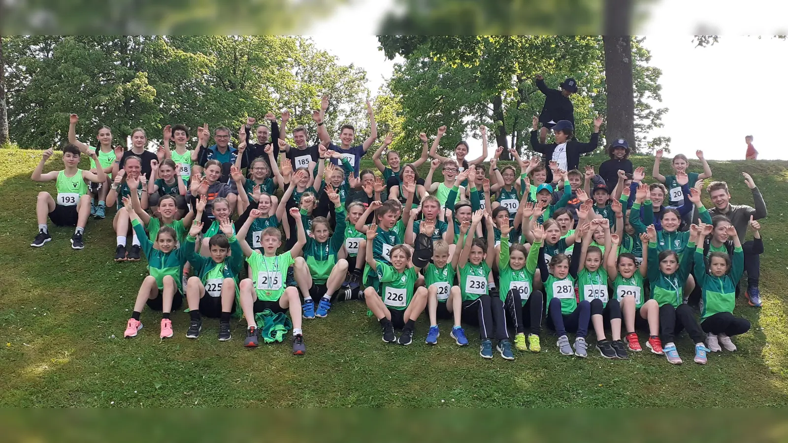 Gruppenbild von 2024 mit vielen der Kinder und Jugendlichen, die vom Gastgeber TSV Vaterstetten teilgenommen haben. (Foto: TSV Vaterstetten)