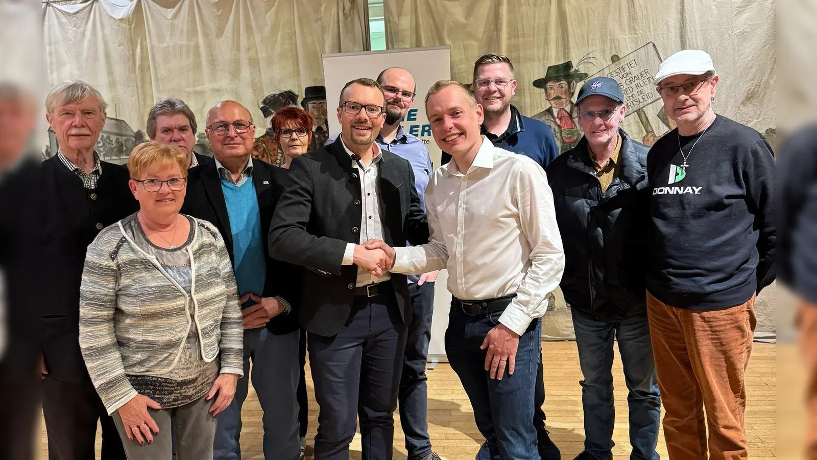 Markus Erhorn (6. v. l.) umringt von einigen seiner Mitstreiter: Dr. Edgar Forster, Brigitte Dornstädter, Horst Ernstdorfer, Werner Dornstädter, Andrea Härtl, Oberbürgermeisterkandidat Markus Erhorn, Andreas Brüstle, Kreisrat Sebastian Leiß, Anthony Hohenegger, Wolfgang Hüskes, Franz X. Polz (v. l. n. r.) (Foto: Freie Wähler Dachau)