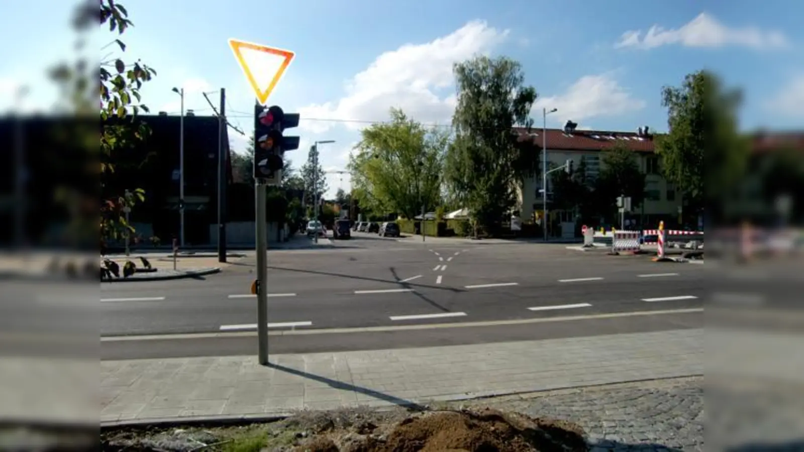 Auf Höhe der einstigen Zu- und Ausfahrt der Prinz-Eugen-Kaserne an der Cosimastraße soll das künftige Wohngebiet erschlossen werden. Anwohner, vor allem aus der gegenüberliegenden Lohengrinstraße, befürchten ein Verkehrschaos.  (F: ikb)