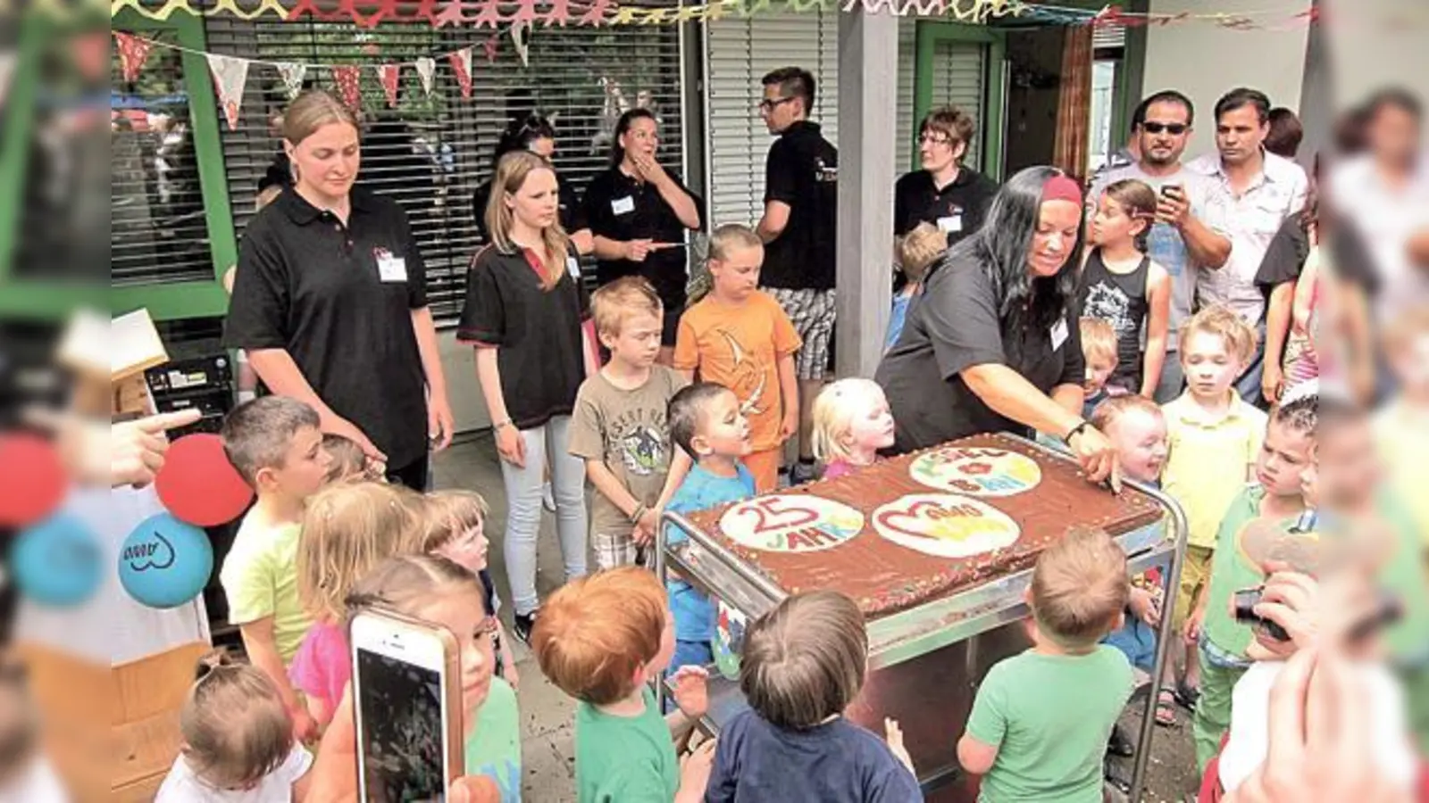 Einen bunt verzierten Schokoladenkuchen gab es für die großen und kleinen Gäste.	 (Foto: Kita)
