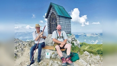 Die Bürgermeister von Schleching und Sachrang Peter Solnar und Sepp Loferer (v. li.) auf dem Geigelstein. 	 (Foto: H. Reiter)
