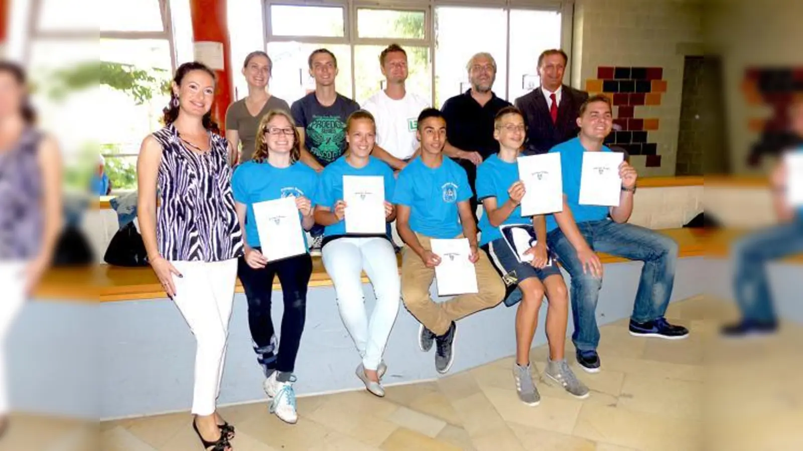 (V. li.): Jugendsozialarbeiterin Adriana Simelka, die Schüler Sabrina Bäumler, Jennifer Pongja, Sertan Kilic, Daniel Amberger und Patrick Sawatzki. Hinten die Ausbilder: Bernadette Gatz, Sebastian Müller, Lorenz Blumoser, Uwe Weber, Erich Dehner.  (F: cs)