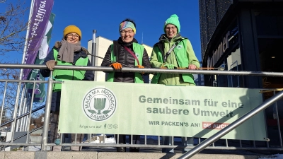 Von links: Elisabeth Betz, Anja Rink und Roswitha Ponzlet packen für ein sauberes Moosach an. (Foto: J. Davis)