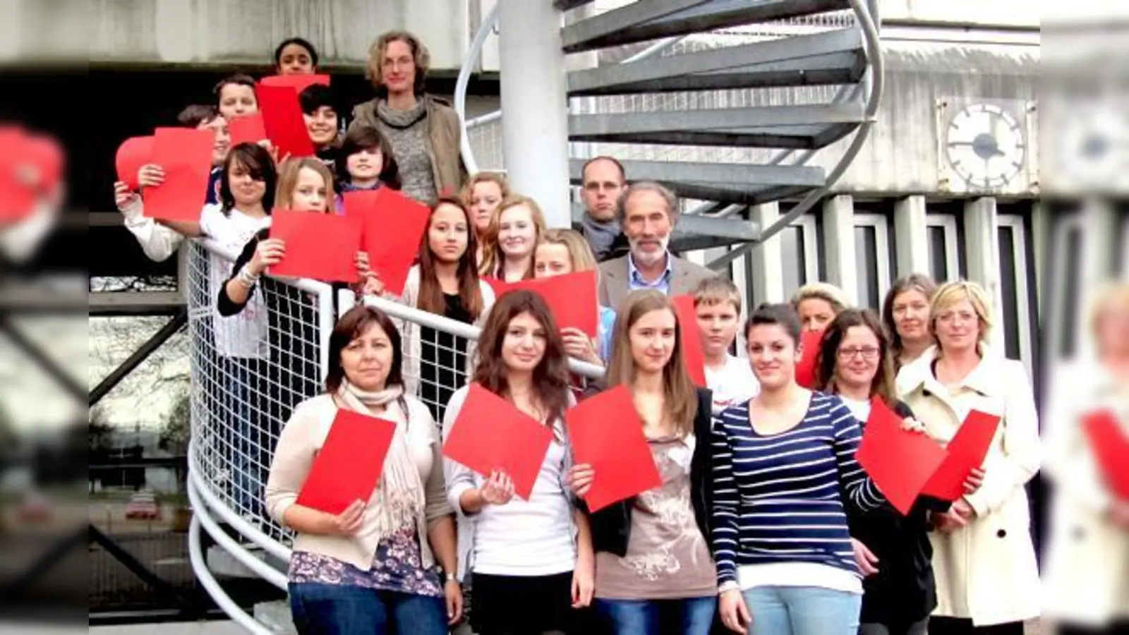 Schulleiter Rudolf Galata zeigt gemeinsam mit Kollegen und Schülern der Mehrheit im Rathaus Taufkirchen die Rote Karte.  (Foto: hw)