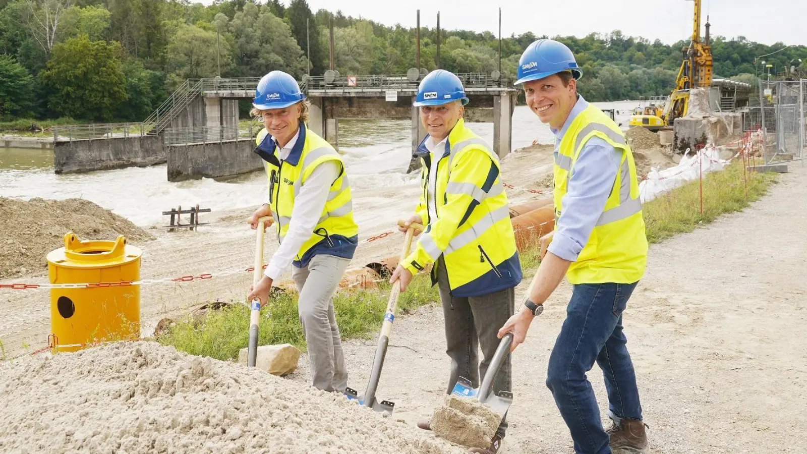 Erster Spatenstich der SWM am Großhesseloher Wehr (von links): Christoph Rapp (Leiter Wasserkraft), Helge-Uve Braun (technischer Geschäftsführer) und Projektleiter Lukas Mas-Zehetbauer. (Foto: SWM / Vauel)