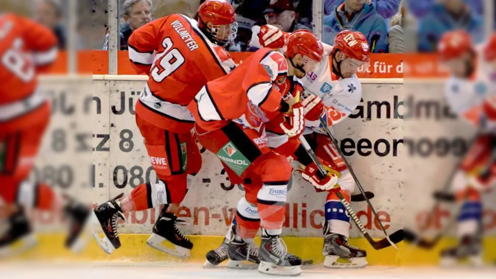 Zweikämpfe aus der Vergangenheit. Der Junioren-Nationalspieler Max Vollmeyer wird den EHC Klostersee wohl verlassen. Rosenheim scheint ein heißer Favorit für den Wechsel in die DEL2 zu sein. 	  (Foto: smg)