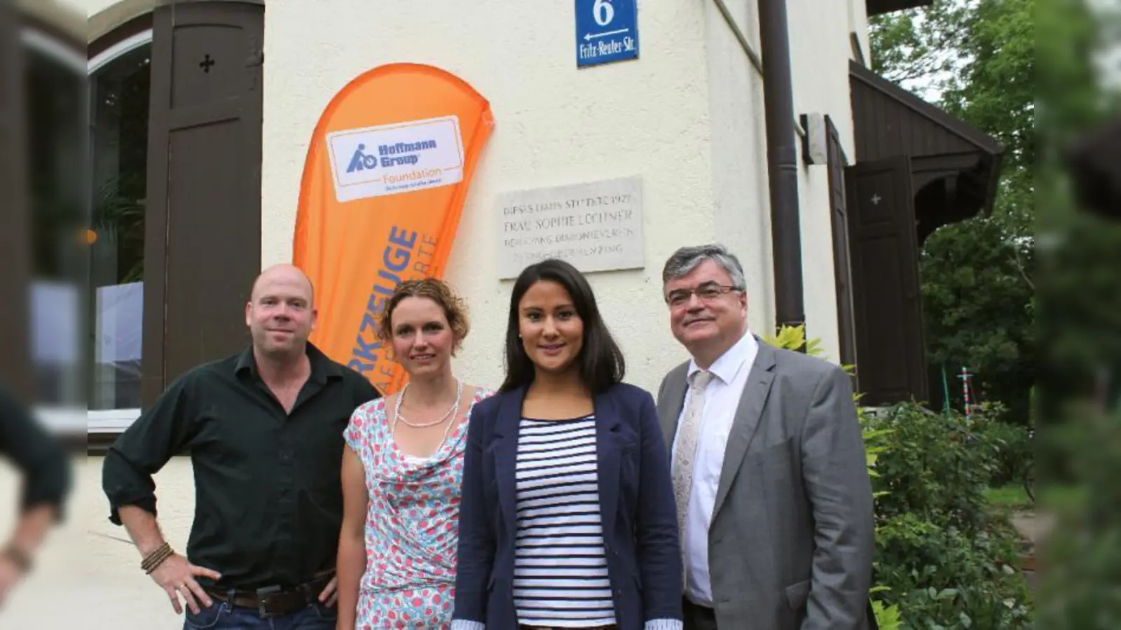 „Wir bieten einen sicheren Platz für Familien in schwierigen Zeiten.” Teamleiter Johannes Britsch, die Leiterin der Sozialpsychiatrischen Dienste Stephanie Kramer, Ines Holm von der Hoffmann Group Foundation und IM-Vorstand Günther Bauer (v.l.). (Foto: US)
