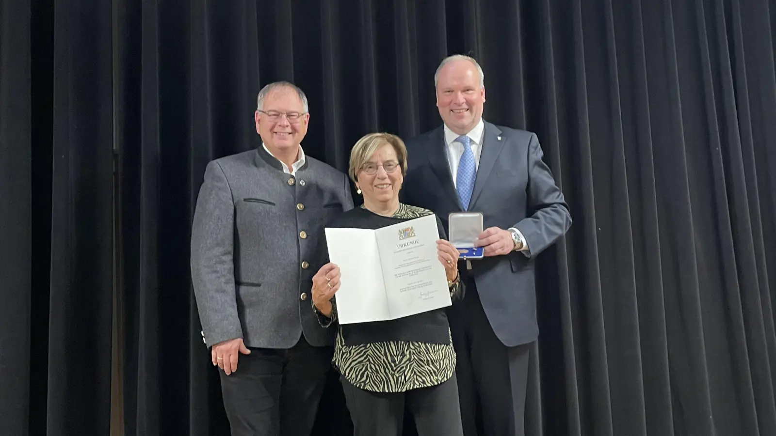 Dr. Christine Helming wurde von Landrat Christoph Göbel (r.) mit der Verdienstmedaille in Bronze ausgezeichnet. Es gratulierte auch Bürgermeister Wolfang Panzer (l.). (Foto: hw)