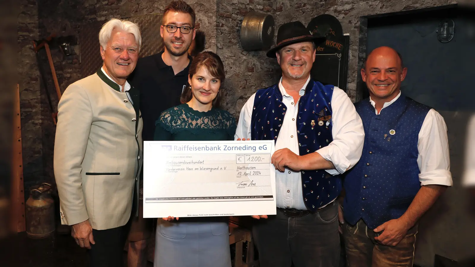 Von links: Hartmut Lilge (Vorsitzender Förderverein), Maximilian Eiba (Vorstand Harthauser Dorftheater), Svetlana Schmik (Einrichtungsleiterin Seniorenzentrum), Michael Hagen (Vorsitzender Förderverein) und Franz Haas (Kassier Harthauser Dorftheater). (Foto: Harthauser Dorfheater)