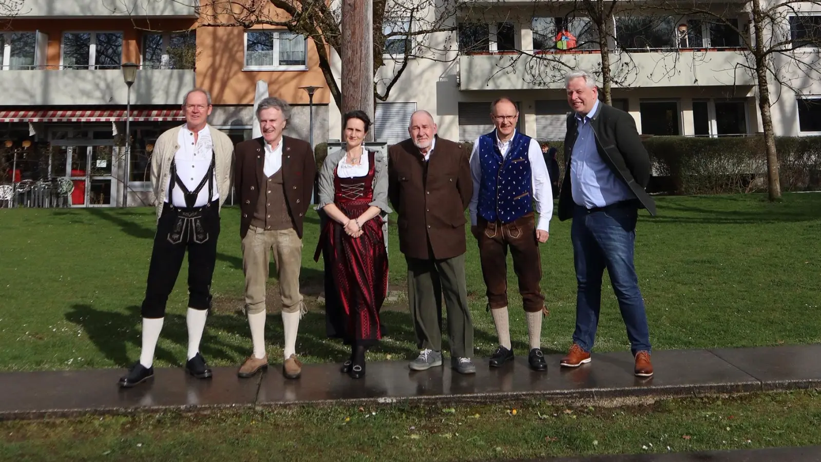 Der Verein der Maibaumfreunde richtet auch heuer – trotz fehlender Helfer – das Maifest aus. Im Bild von links: Stephan Witt , Josef Kern , Bettina Huber , Gerhard Krämer , Günter Kern (neuer Vereinsvorsitzender) und Robert David. (Foto: Laimer Maibaumfreunde)