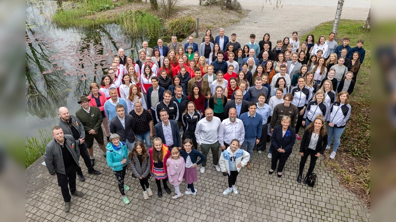 Über 100 Athletinnen und Athleten sowie Vereinsvertreter wurden für ihre herausragende Erfolge in den Jahren 2024 und 2025 geehrt. (Foto: Landratsamt Starnberg)