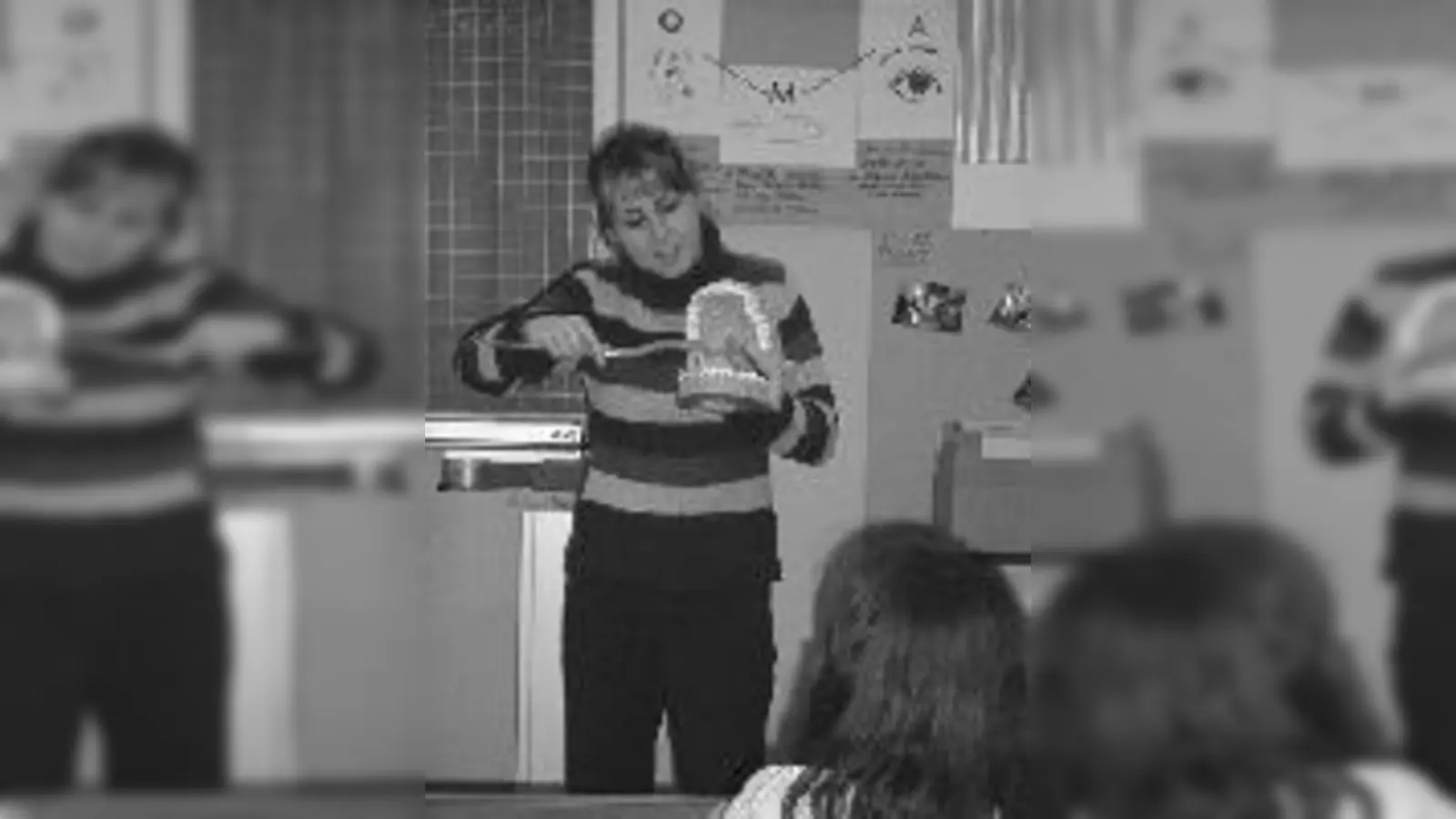 Zusammen mit TK-Expertin Kathrin Heydebreck übten die Kinder das richtige Zähneputzen.	 (Foto: TK)