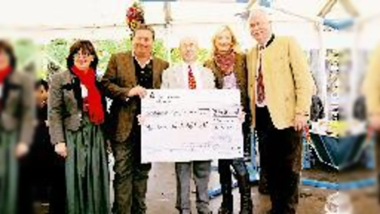 Die Kabarettisten Monika Gruber (2.v.r.) und Andreas Giebel (2.v.l.) etwa unterstützten die Kindertafel 2008 beim traditionellen Prominentenaufwiegen am Viktualienmarkt. 	 (Foto: Verein)