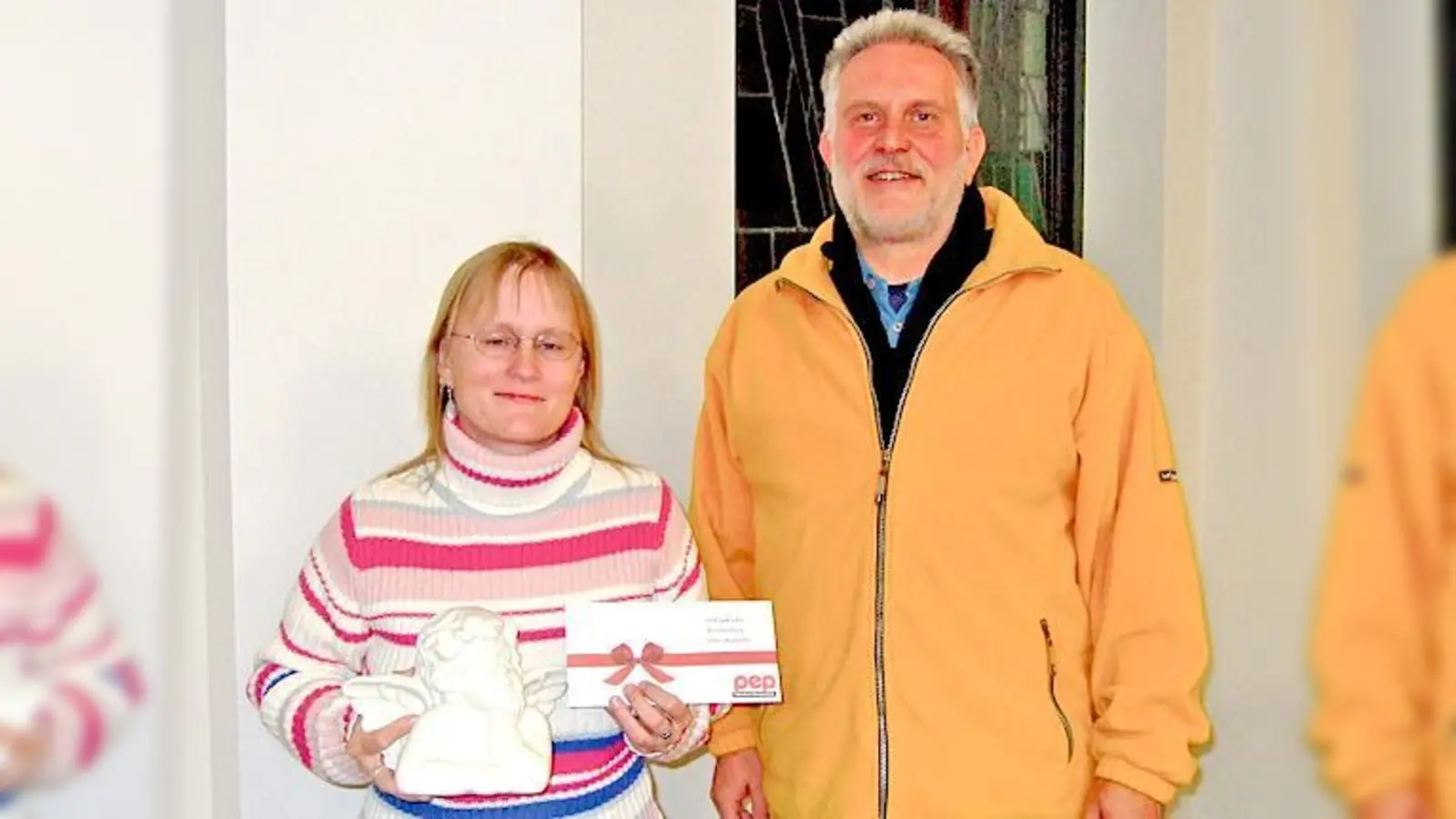 Pfarrer Wolfgang Dörrich aus Holzkirchen freut sich dass Alexandra Herbig zum Weihnachtsengel 2010 gekürt wurde.	 (Foto: Pietsch)
