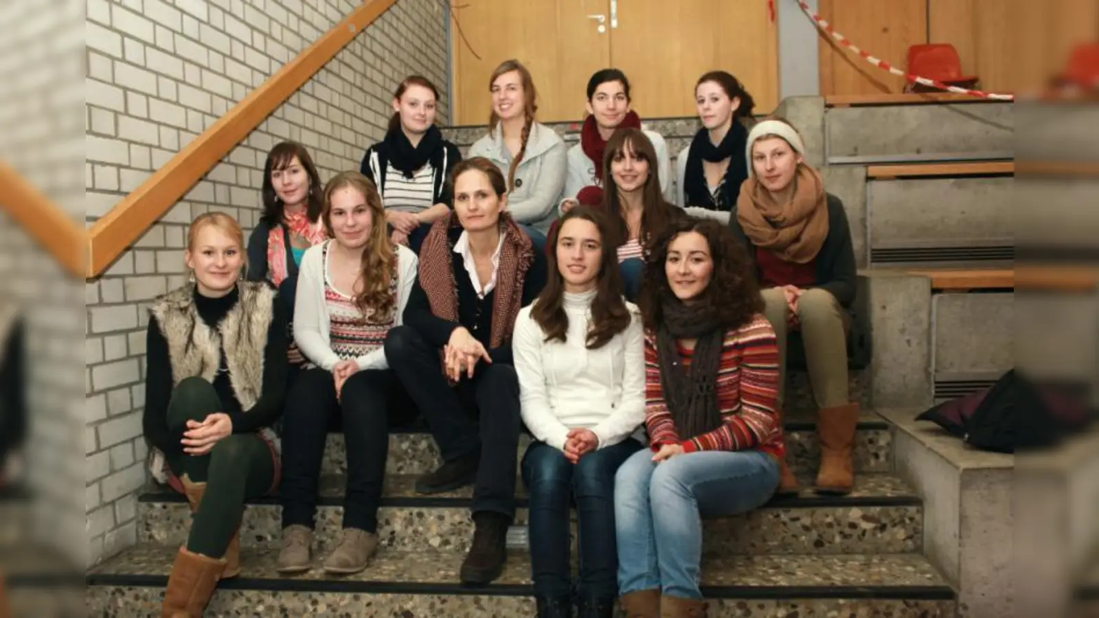 Marianne Mischung (Mitte) im Kreis der Mädchen, die sich mit dem Thema „Hitler vor unserer Haustür“ beschäftigt haben. (Foto: US)