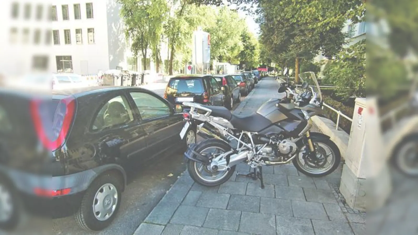 Der Parkdruck ist hoch in Alt-Bogenhausen. Über die Wege der Lösung ist der BA uneins.	 (Foto: hgh)