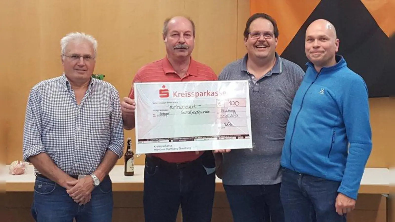 Martin Brandstätter, Bert Fink, Kolping-Vorsitzender Jürgen Schulz und Andreas Gossmann (von links) bei der Siegerehrung. (Foto: Kolping Gilching)