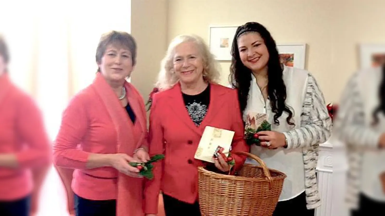 Vereinsmitglieder besuchen das Haus am Valentinspark und verteilen Päckchen.	 (Foto: VA)
