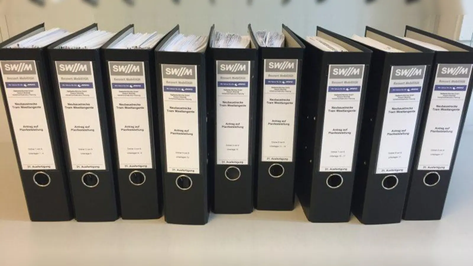 In diesen Ordnern befinden sich alle einsehbaren Unterlagen zum 2020 begonnenen Planfeststellungsverfahren der Tram-Westtangente. (Foto: job)