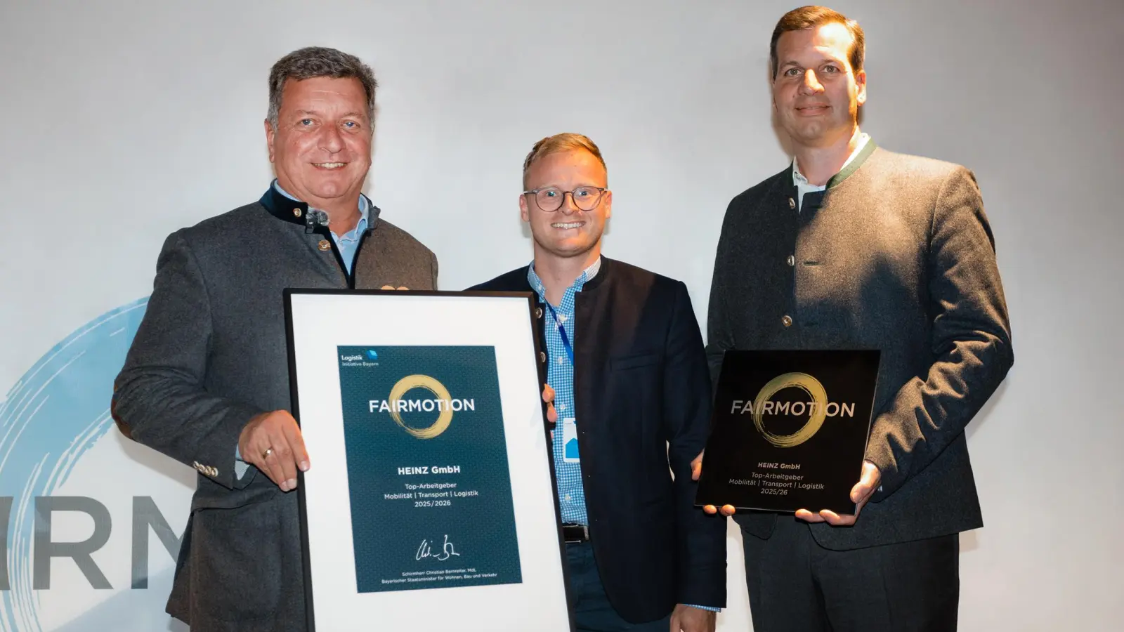 Staatsminister für Wohnen, Bau u. Verkehr Christian Bernreiter, Otto Georg Heinz und Josef Heinz als Vertreter der Geschäftsleitung der HEINZ GmbH bei der Übergabe des Signets „Top Arbeitgeber“. (Foto: Pia Simon)