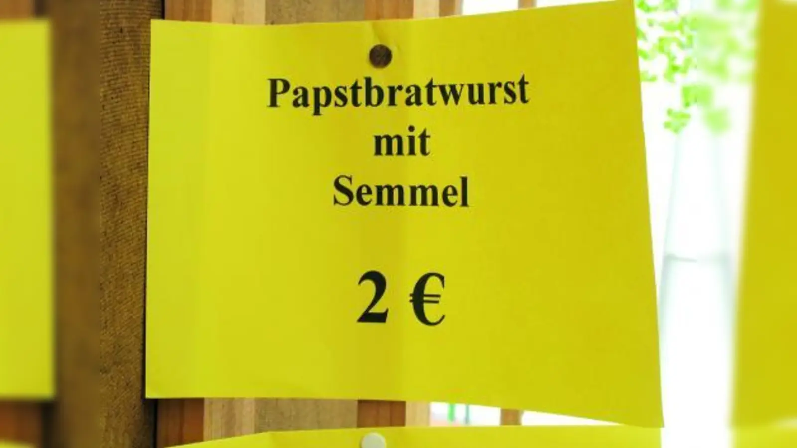 Die Wahl von Kardinal Joseph Ratzinger zum Oberhaupt der katholischen Kirche hatte in seinem Geburtsort Marktl am Inn teils skurrile Auswirkungen. (Foto: pi)
