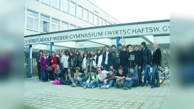 Deutsch-französischer Austausch: Die Mädchen und Jungen des AWG und des College Fénelon mit ihren Lehrerinnen Anne Pignolet (l.), Barbara Geßendorfer (2.v.l.), Christine Sterner (4.v.l.) und Ulrike Massinger (r.) vor dem Eingang des Adolf-Weber-Gymnasiums. (Foto: bb)