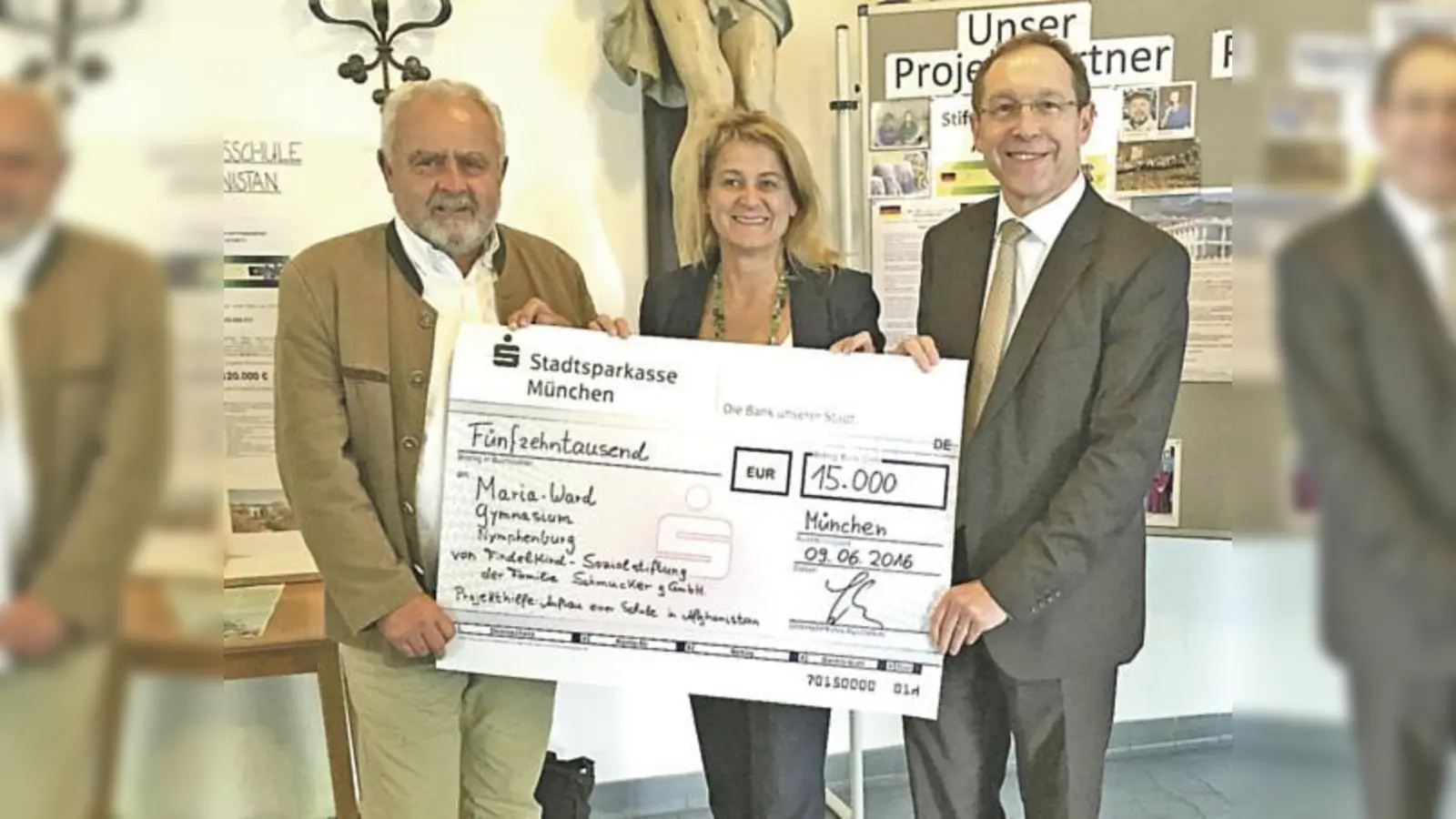 Bei der Übergabe des Spendenschecks für die Schülerinnen des Maria-Ward-Gymnasiums (von  (Foto: Dr. Reinhard Erös, Kinderhilfe Afghanistan, Mechthilde Wittmann, MdL, und Maximilian Straßer, Mitglied des Münchner Stadtrats und ehrenamtlicher Geschäftsführ)