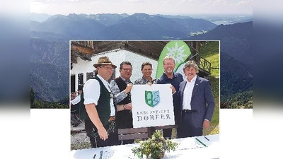 Im Kreuther Mangfallgebirge findet man noch eine ursprüngliche und intakte Bergwelt vor. Josef Bierschneider, Franz Josef Pschierer, Ilse Aigner,  Marcel Huber und Rudi Erlacher (v.li.) bei der Siegelverleihung.  (Foto: Stefan Dohl)
