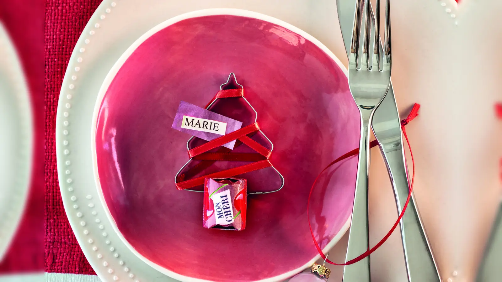 Im Handumdrehen kann man Plätzchenausstecher als Tischkarte verwandeln, so schmeckt es gleich noch besser.<br> (Foto: Silke Zander/Ferrero)