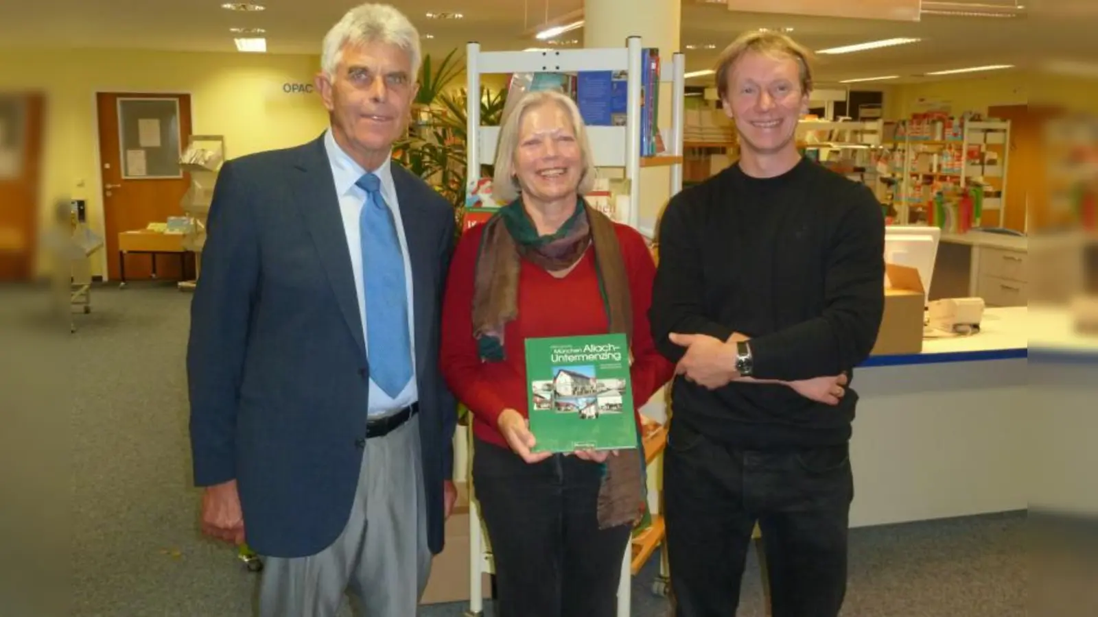 Zusammen mit Verlegerin Lioba Betten und München Verlag-Mitarbeiter Christoph Aicher (r.) hat Autor Ernst Rudolph sein Buch Buch „Allach-Untermenzing – die Geschichte eines Stadtteils” dem BA 23 vorgestellt. (Foto: sb)