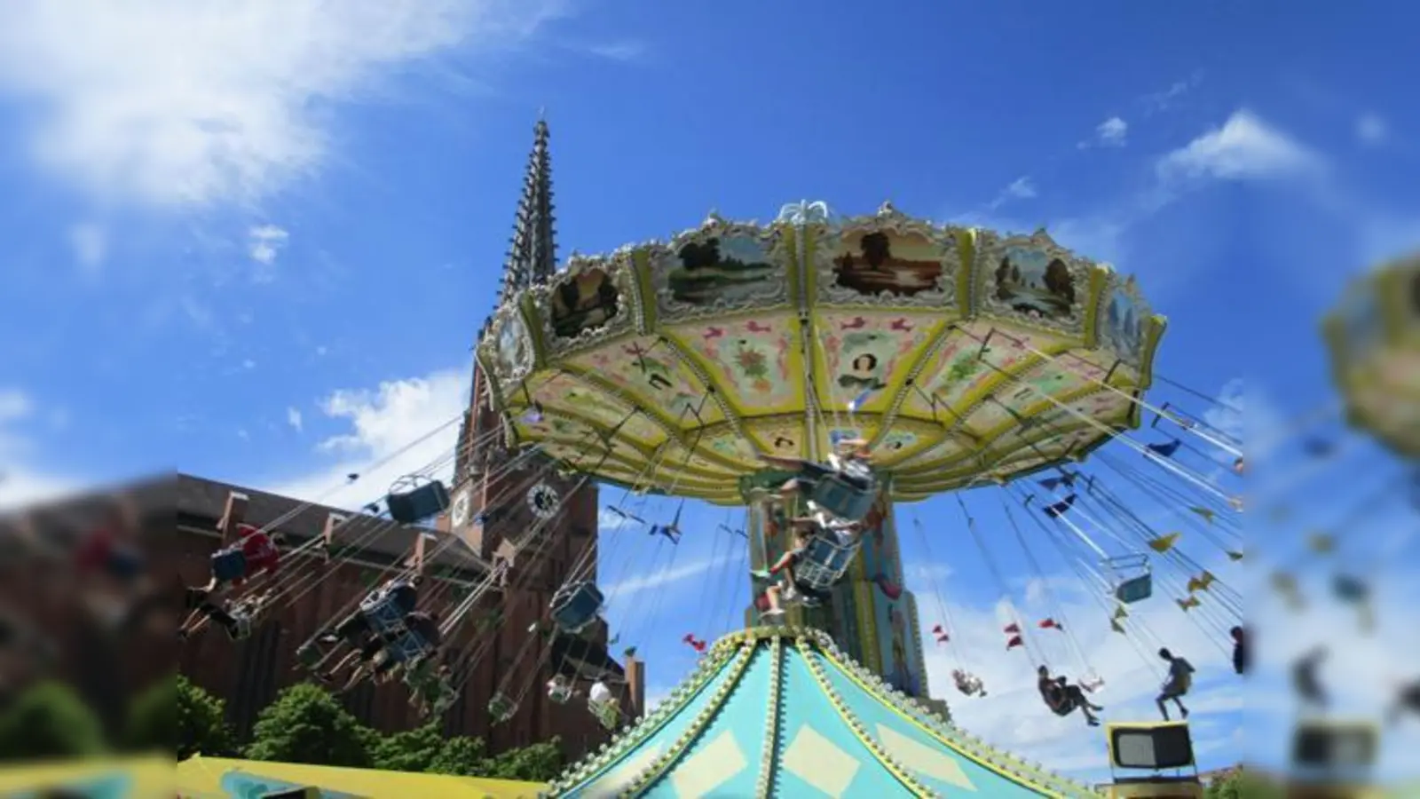 Für die richtige Volksfestgaudi sorgen die diversen Fahrgeschäfte. Besonders beliebt: das Kettenkarussell. 	                     (Foto: cr)