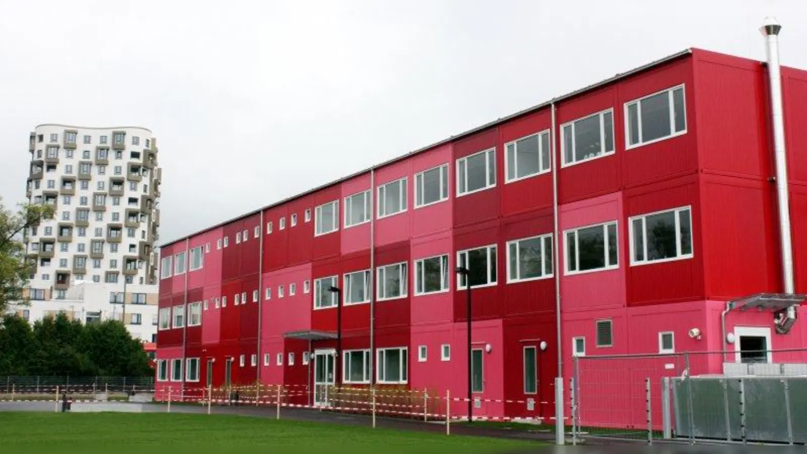 Seit Spätsommer 2013 werden in der roten Container-Schule auf der Südseite Kinder unterrichtet. Eigentlich sollten diese Container nur bis zur Fertigstellung der „Eidechsen-Schule” nebenan genutzt werden. Diese nahm zwar im Sommer 2016 den Unterrichtsbetrieb auf, die roten Container blieben dennoch im Einsatz. (Foto: job / Archiv)