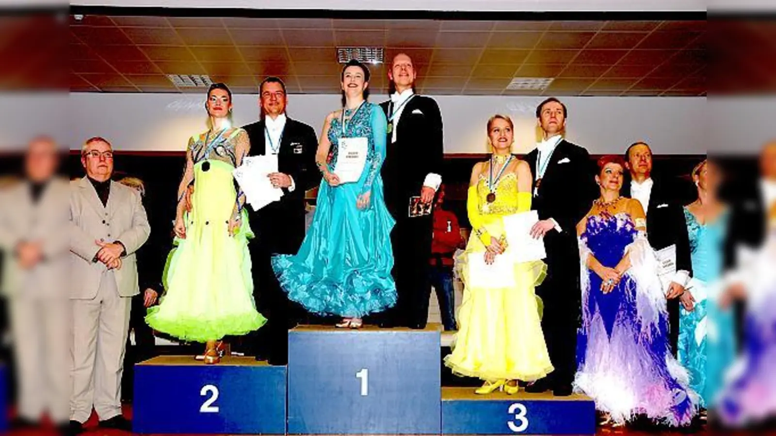 Siegerehrung Senioren II S-Klasse: Götz Bierbaum  Maren Müller-Bierbaum (TSC Savoy München), Roland Lein  Dr. Karin Anton (TC Rot-Gold Würzburg), Josef Paukner  Margret Koller-Paukner (TSA im SB DJK Rosenheim).	 (Foto: Brunner)